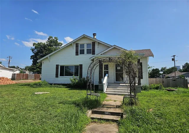 1st image of 125 W Midland St, Shawnee, OK 74804 | MLS# 1240186