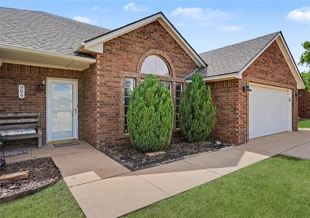 Photo 3 of Single family home for sale at 904 N Towne Cir, Altus, OK 73521 | MLS# 1240228 | Listing updated on 2026-08-26