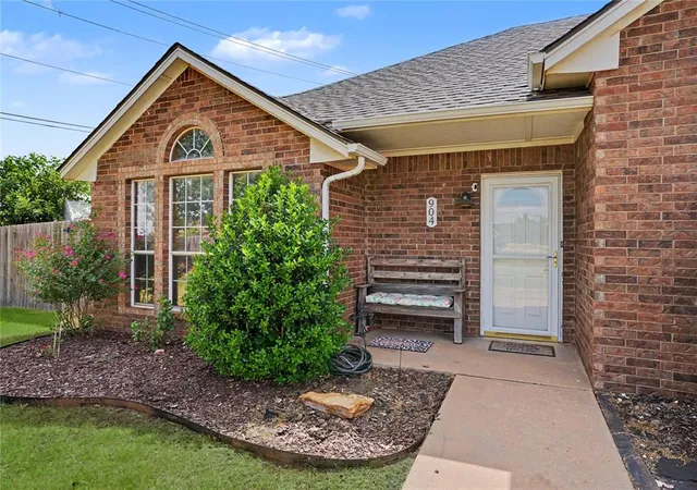 Photo 4 of Single family home for sale at 904 N Towne Cir, Altus, OK 73521 | MLS# 1240228 | Listing updated on 2026-08-26
