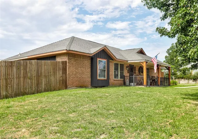 2nd image of 19800 Aaron Dr, Harrah, OK 73045 | MLS# 1240255
