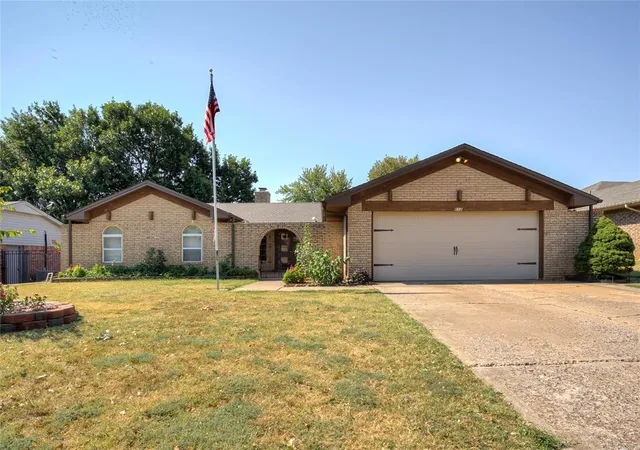 1st image of 612 Saint James Pl, Yukon, OK 73099 | MLS# 1240263