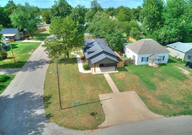 2nd image of 1828 W Idaho Ave, Chickasha, OK 73018 | MLS# 1240281
