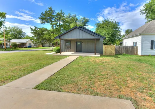3rd image of 1828 W Idaho Ave, Chickasha, OK 73018 | MLS# 1240281