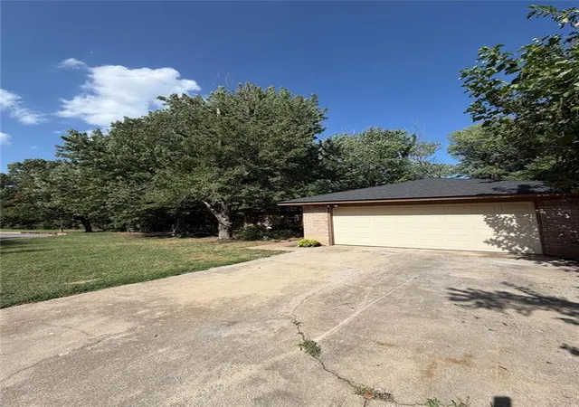 2nd image of 308 Rebel Ridge Ct, Yukon, OK 73099 | MLS# 1240294