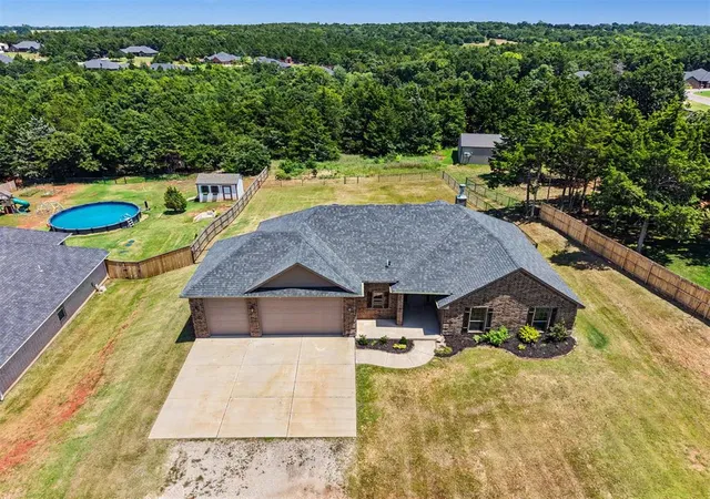 1st image of 350 Maple Dr, Guthrie, OK 73044 | MLS# 1240303