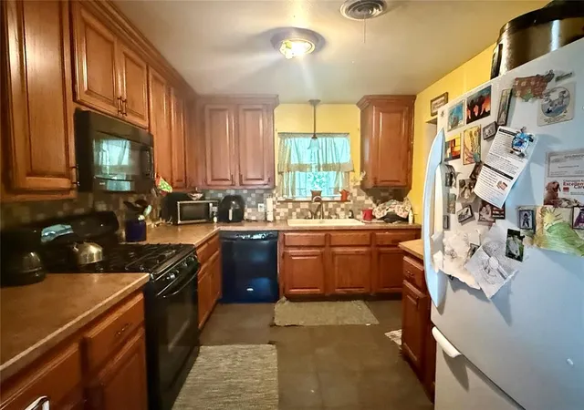 Photo 3 of Single family home for sale at 2005 N Canary Ln, Altus, OK 73521 | MLS# 1240314 | Listing updated on 2026-07-24