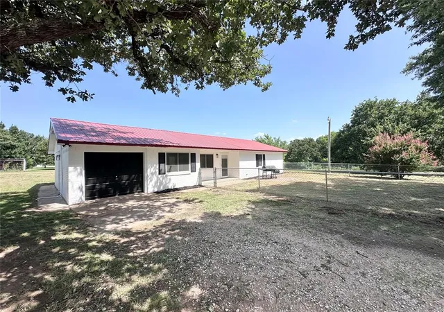 2nd image of 5 Redbud Ln, Shawnee, OK 74801 | MLS# 1240357