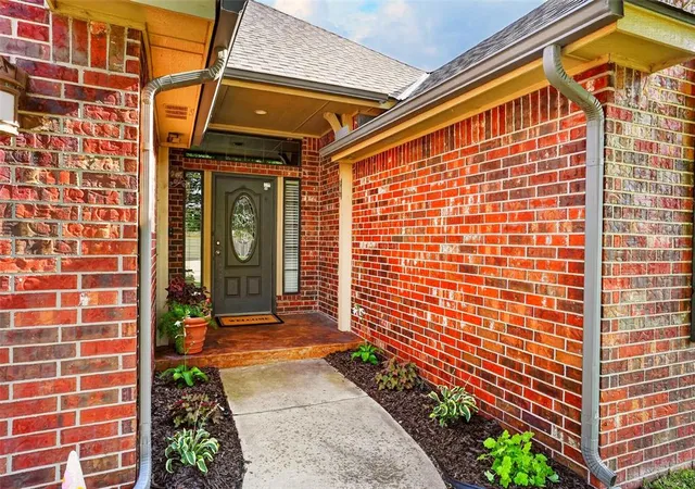 2nd image of 10908 Nw 116th St, Yukon, OK 73099 | MLS# 1240376