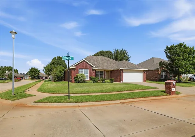 Photo 3 of Sale Pending at 724 Eastview Ct, Yukon, OK 73099 | MLS# 1240388 | Listing updated on 2026-08-03