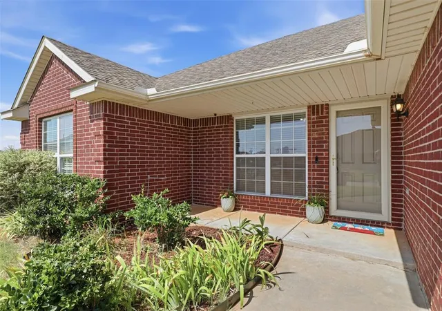 Photo 3 of Sale Pending at 724 Eastview Ct, Yukon, OK 73099 | MLS# 1240388 | Listing updated on 2026-08-03
