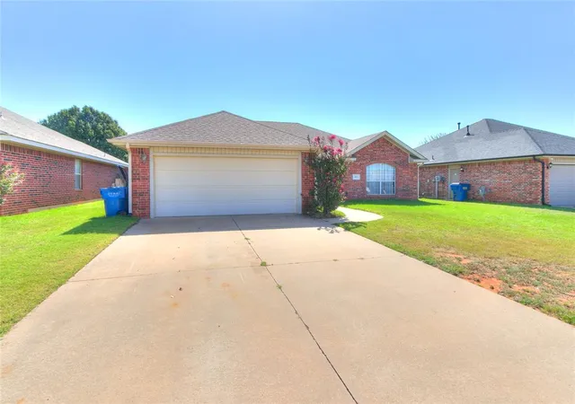 Photo 3 of Sale Pending at 404 S Castle Ridge Ln, Mustang, OK 73064 | MLS# 1240450 | Listing updated on 2026-07-27