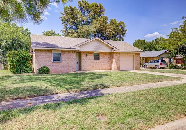 3rd image of 1517 Willowcliff Ct, Norman, OK 73071 | MLS# 1240468