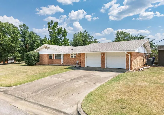 2nd image of 1848 N Pennsylvania Ave, Shawnee, OK 74804 | MLS# 1240497