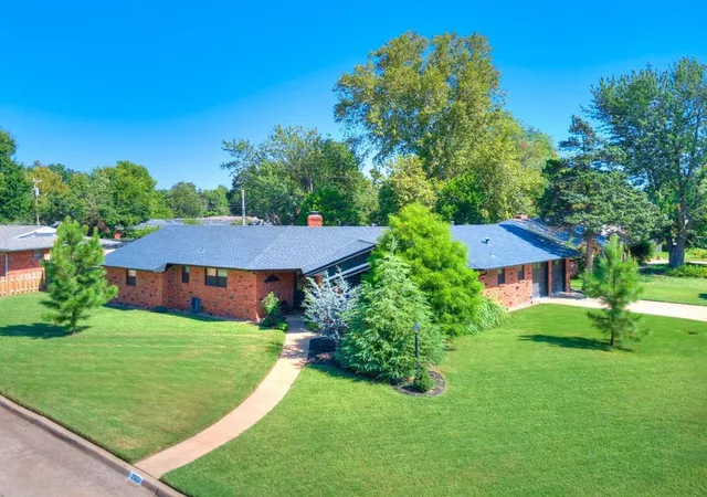 2nd image of 2601 Chateau Dr, Norman, OK 73069 | MLS# 1240552