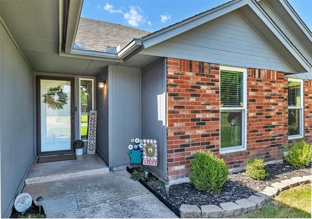 2nd image of 10208 Bradford Wy, Yukon, OK 73099 | MLS# 1240553