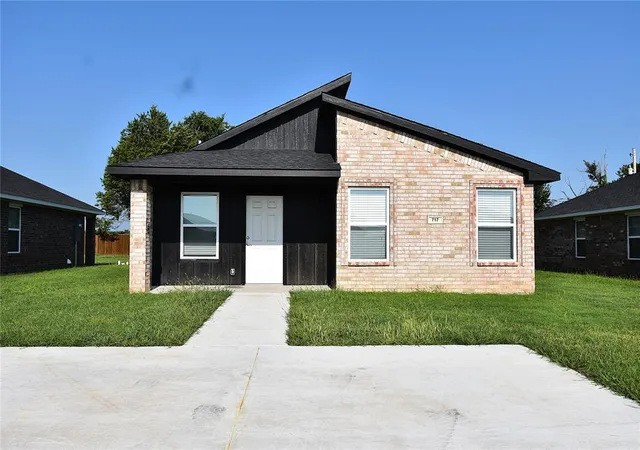 Photo 1 of Sale Pending at 717 Elm St, Seminole, OK 74868 | MLS# 1240686 | Listing updated on 2026-10-03