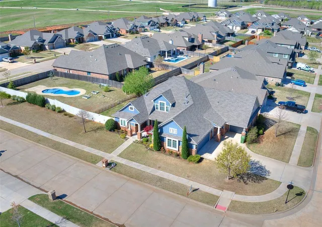 2nd image of 624 Frisco Ridge Rd, Yukon, OK 73099 | MLS# 1240699