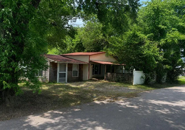 2nd image of 219 E Hickory St, Holdenville, OK 74848 | MLS# 1240747