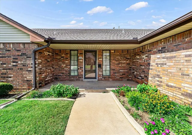 2nd image of 7409 Nw 116th St, Oklahoma City, OK 73162 | MLS# 1240749
