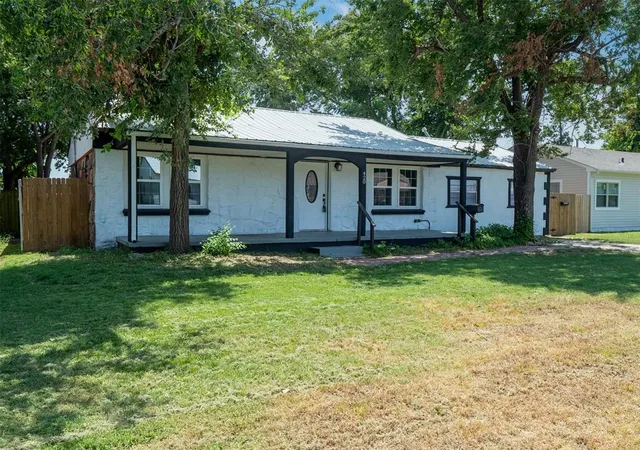 Photo 2 of Sale Pending at 420 W Johnson St, Norman, OK 73069 | MLS# 1240753 | Listing updated on 2026-09-01