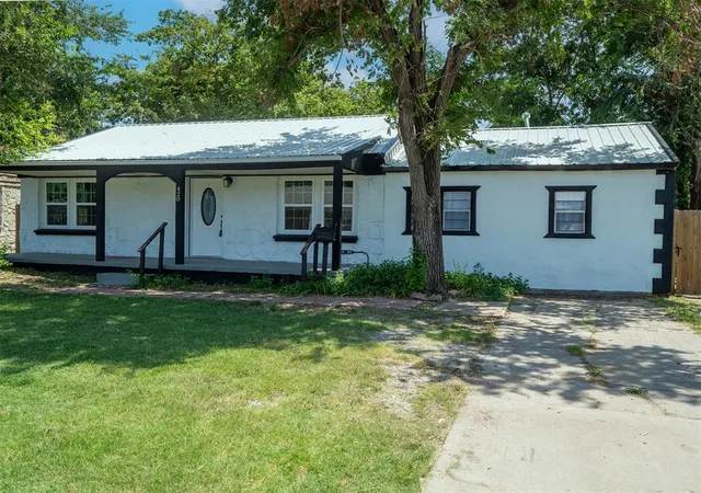 Photo 3 of Sale Pending at 420 W Johnson St, Norman, OK 73069 | MLS# 1240753 | Listing updated on 2026-09-01