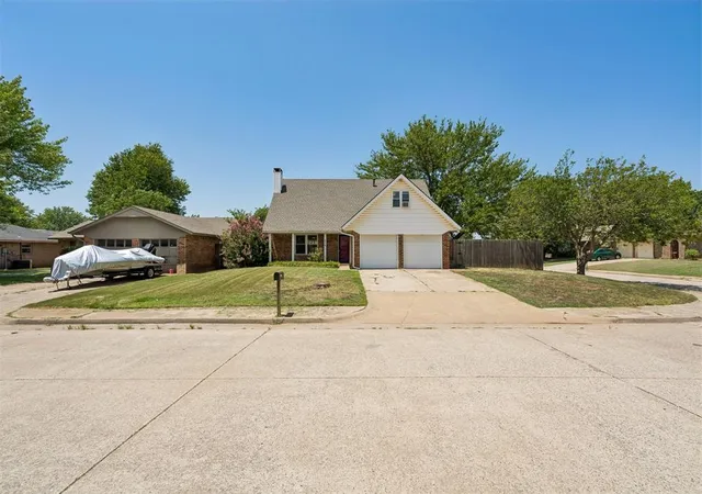 2nd image of 808 Miller Dr, Yukon, OK 73099 | MLS# 1240780