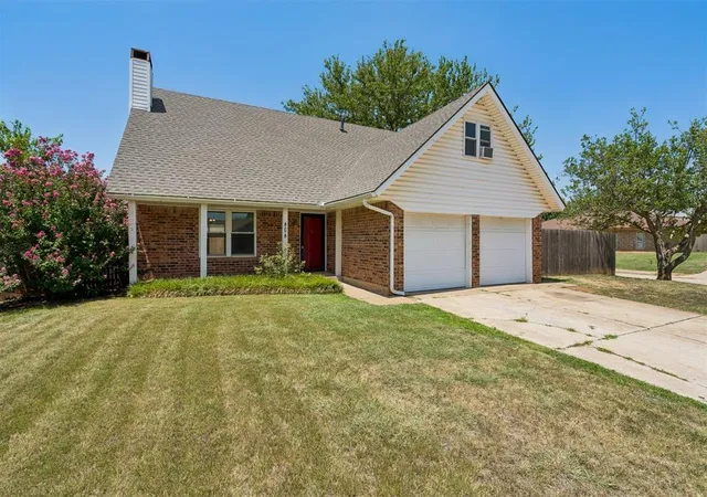 3rd image of 808 Miller Dr, Yukon, OK 73099 | MLS# 1240780