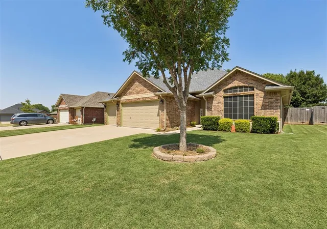 3rd image of 4621 Oasis Ln, Yukon, OK 73099 | MLS# 1240785