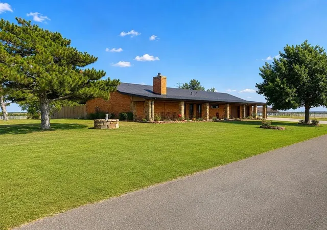 2nd image of 4700 W Modelle, Clinton, OK 73601 | MLS# 1240805