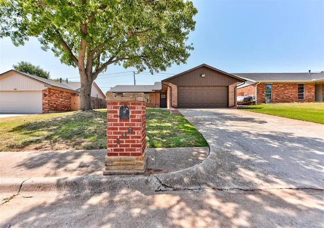 1st image of 108 Chickasaw Ln, Yukon, OK 73099 | MLS# 1240822