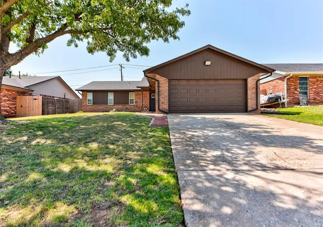 2nd image of 108 Chickasaw Ln, Yukon, OK 73099 | MLS# 1240822