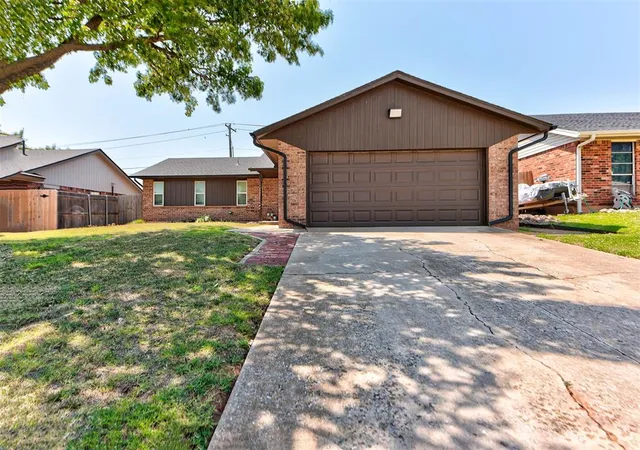 3rd image of 108 Chickasaw Ln, Yukon, OK 73099 | MLS# 1240822