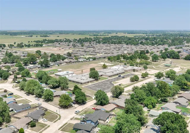 28th image of 402 Vickie Dr, Yukon, OK 73099 | MLS# 1240866