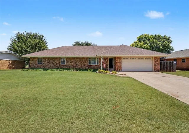 2nd image of 4 Darla Dr, Sayre, OK 73662 | MLS# 1240885