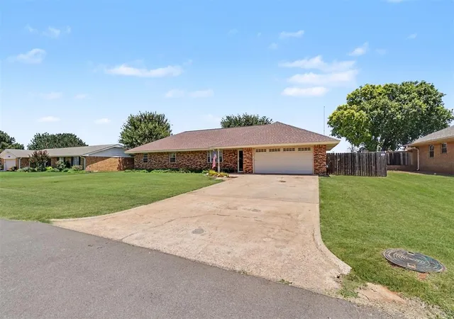 3rd image of 4 Darla Dr, Sayre, OK 73662 | MLS# 1240885