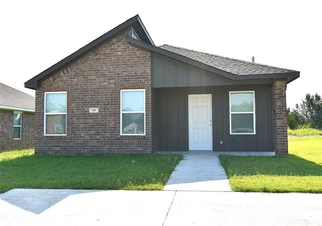 1st image of 820 Elm St, Seminole, OK 74868 | MLS# 1240891