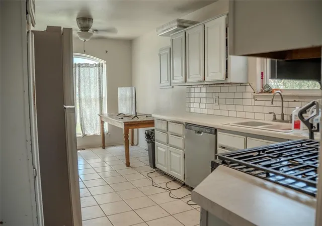 Photo 4 of Sale Pending at 911 NW 172nd Street, Edmond, OK 73012 | MLS# 1240911 | Listing updated on 2026-08-10