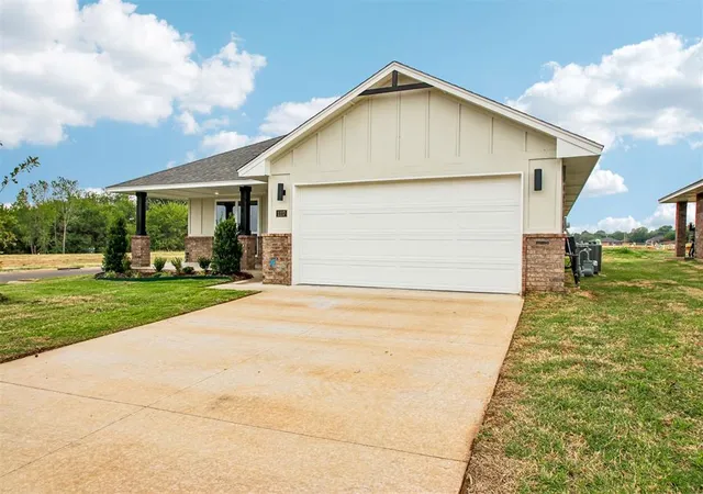 Photo 2 of Sale Pending at 1117 Redwood Crk Dr, Yukon, OK 73099 | MLS# 1240926 | Listing updated on 2026-10-20