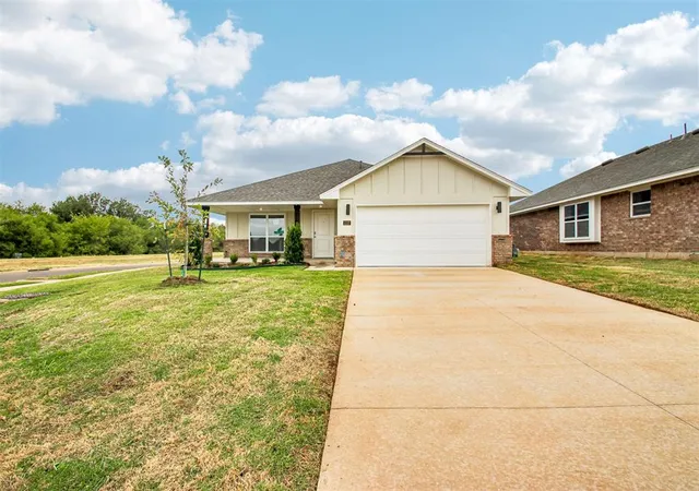 Photo 3 of Sale Pending at 1117 Redwood Crk Dr, Yukon, OK 73099 | MLS# 1240926 | Listing updated on 2026-10-20