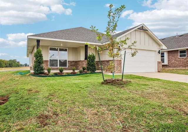Photo 3 of Sale Pending at 1117 Redwood Crk Dr, Yukon, OK 73099 | MLS# 1240926 | Listing updated on 2026-10-20