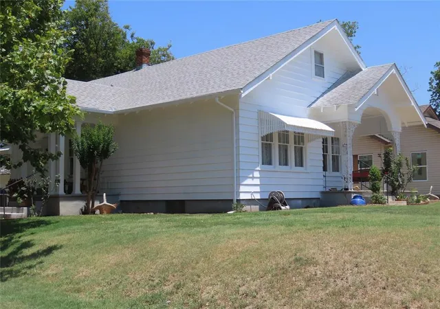 2nd image of 1228 W Florida Ave, Chickasha, OK 73018 | MLS# 1240990