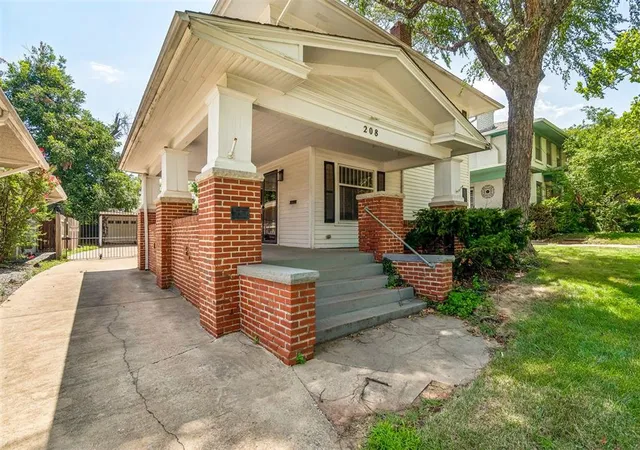 Photo 3 of Single family home for sale at 208 Nw 17th Street, Oklahoma City, OK 73103 | MLS# 1241000 | Listing updated on 2026-09-29
