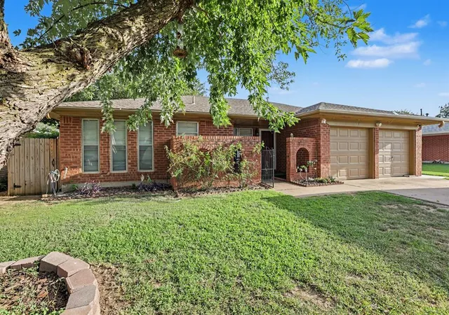 1st image of 1228 Sw 92nd St, Oklahoma City, OK 73139 | MLS# 1241002