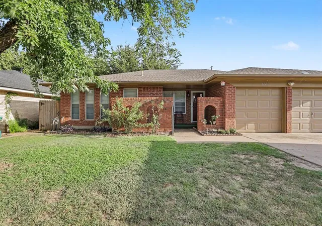 2nd image of 1228 Sw 92nd St, Oklahoma City, OK 73139 | MLS# 1241002