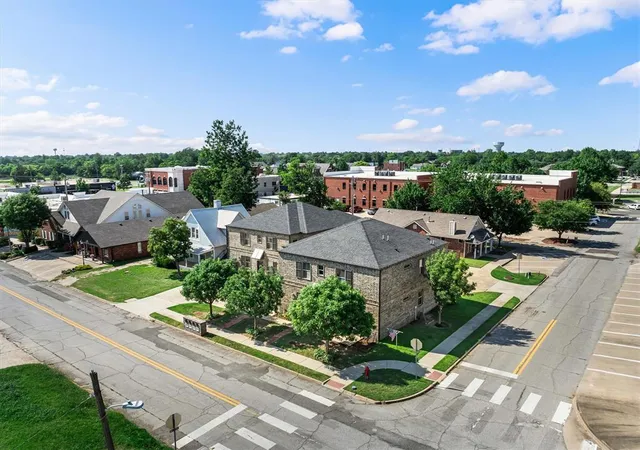 3rd image of 37 E Hurd St, Edmond, OK 73034