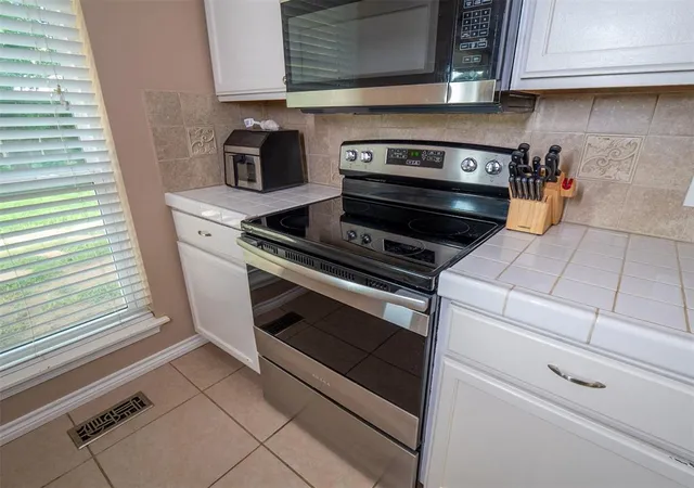 Photo 4 of Single family home for sale at 2109 Bois De Arc Cir, Norman, OK 73071 | MLS# 1241015 | Listing updated on 2026-07-30