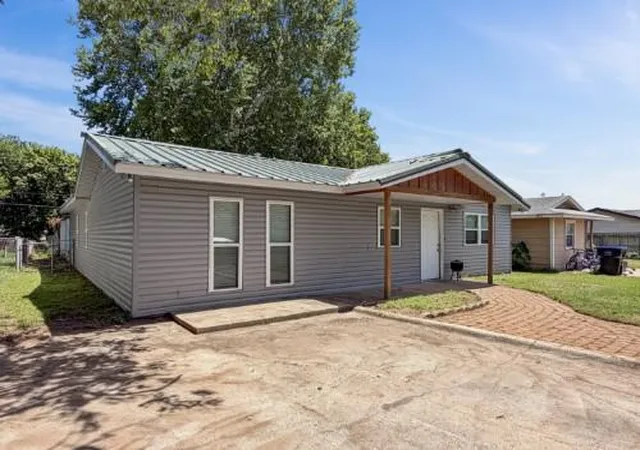 3rd image of 305 N 6Th St, Noble, OK 73068 | MLS# 1241036