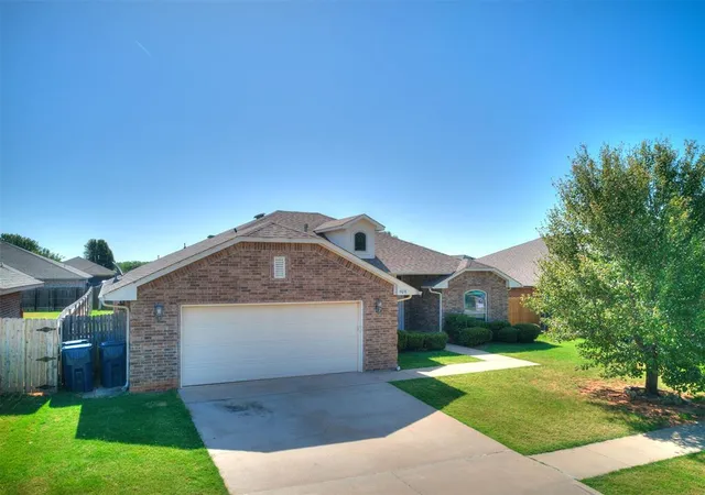 2nd image of 908 Laurel Creek Dr, Yukon, OK 73099 | MLS# 1241039