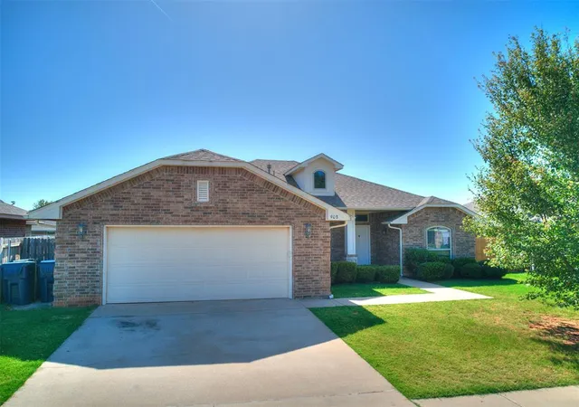 3rd image of 908 Laurel Creek Dr, Yukon, OK 73099 | MLS# 1241039