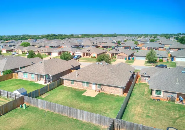35th image of 908 Laurel Creek Dr, Yukon, OK 73099 | MLS# 1241039